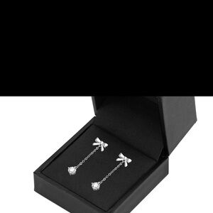 Seraphina massionate earning total 0.85 carat DEF-colour gemstone